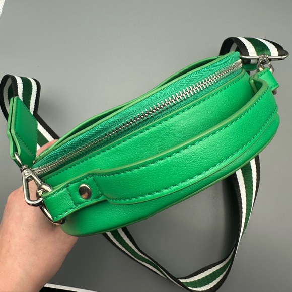 Seven Hills Faux Leather Kelly Green Circle Bag Sporty Crossbody Strap - Picture 11 of 14